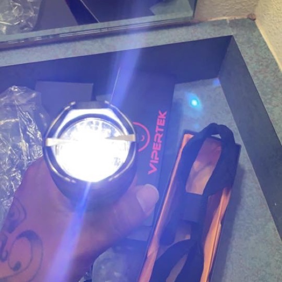 Vipertek FlashlightLED/Taser - Picture 3 of 3